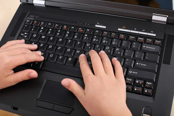 Hände tippen auf einem Laptop — Stockfoto