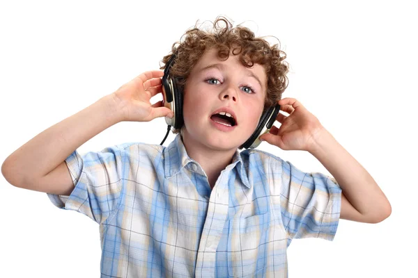Jongen die naar muziek luistert — Stockfoto