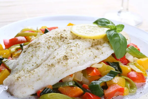 Peixe e legumes cozidos — Fotografia de Stock