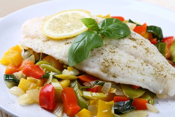 Pescado y verduras hervidos —  Fotos de Stock