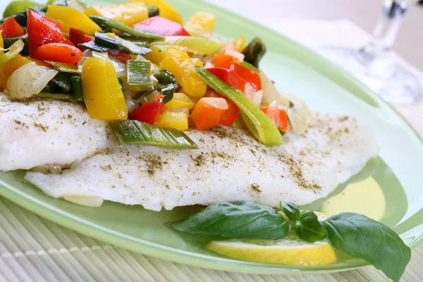 Pescado y verduras hervidos —  Fotos de Stock