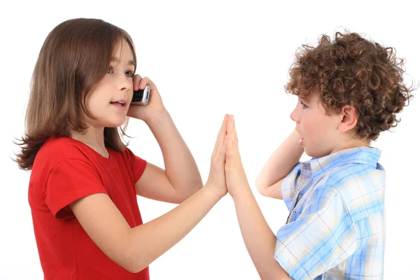 Niños usando teléfono móvil —  Fotos de Stock