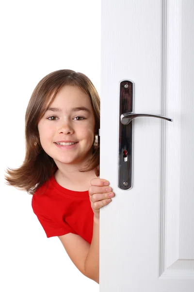 Meisje gluren achter de deur — Stockfoto