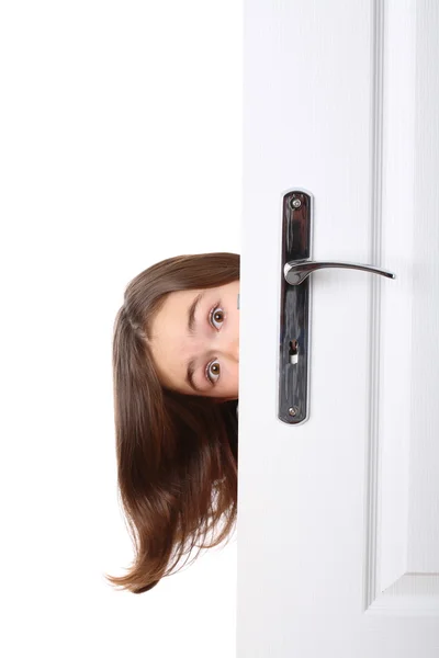 Menina espreitando atrás da porta — Fotografia de Stock