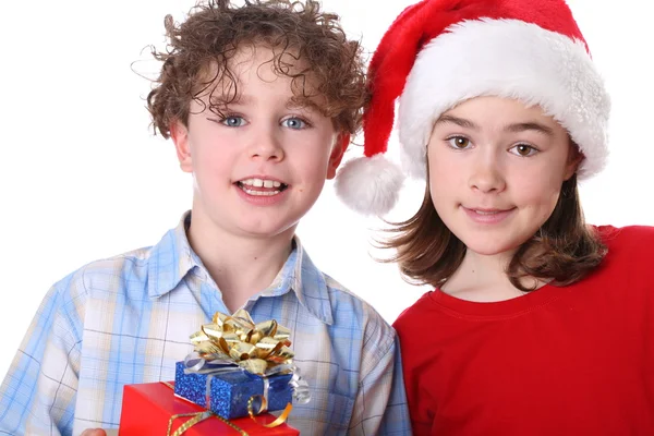 Menino e menina no chapéu de Papai Noel — Fotografia de Stock