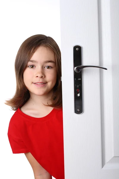 Девушка подглядывает за дверью — стоковое фото