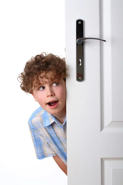 Ragazzo che sbircia dietro la porta — Foto Stock