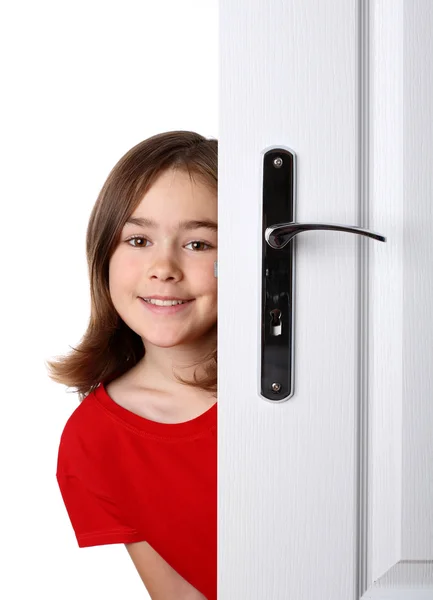 Meisje gluren achter de deur — Stockfoto