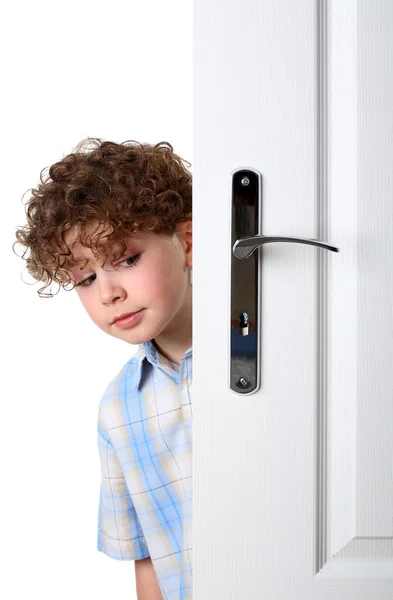 Jongen gluren achter de deur — Stockfoto