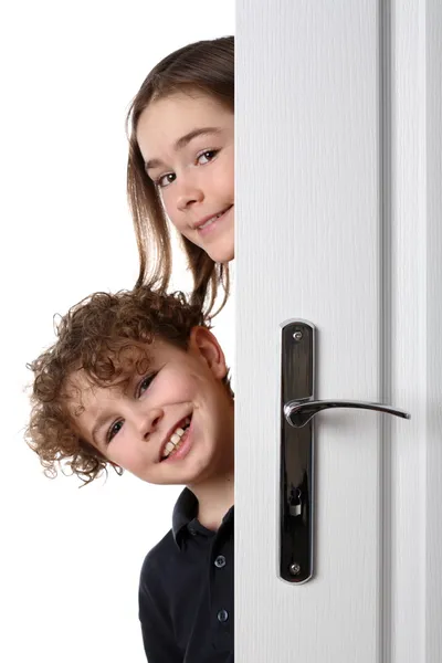 Niños espiando detrás de la puerta —  Fotos de Stock