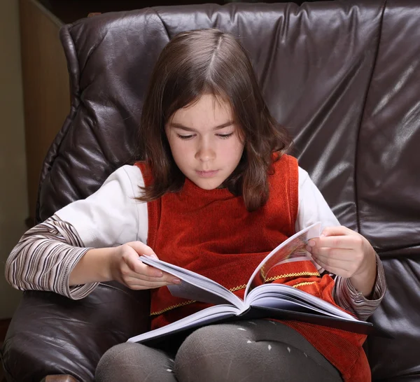 Girl reading — Stock Photo, Image