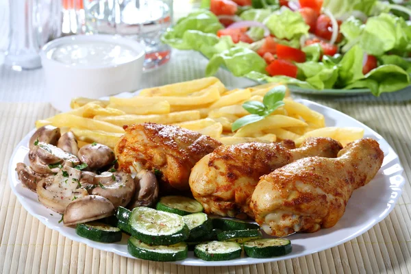 Frango assado, batatas fritas, legumes — Fotografia de Stock