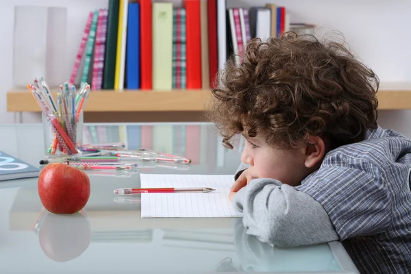 Menino aprendendo em casa — Fotografia de Stock