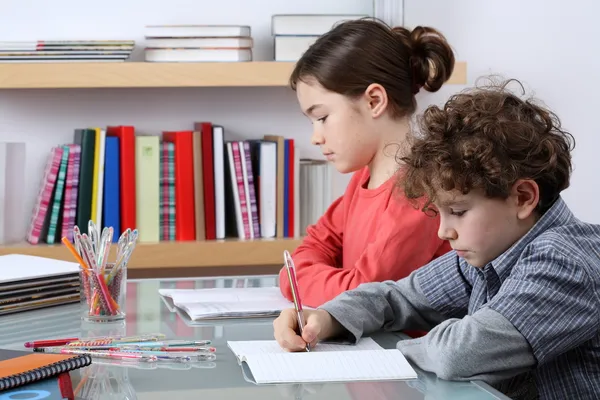 Meisje en jongen leren — Stockfoto