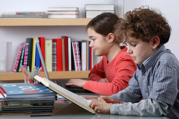 女の子と男の子の学習 — ストック写真