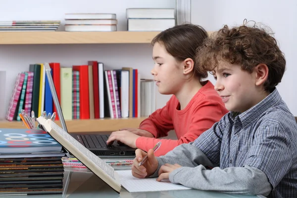 Ragazza e ragazzo apprendimento — Foto Stock