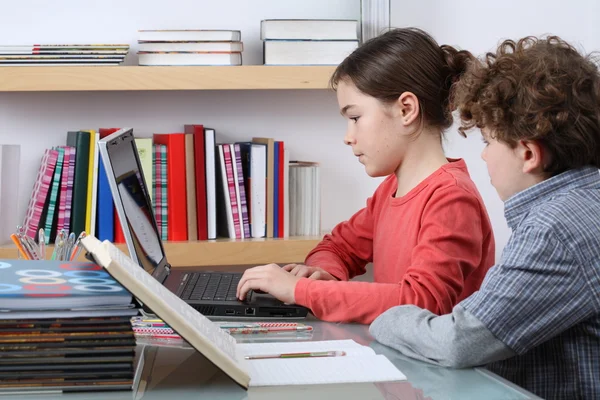 Menina e menino aprendendo — Fotografia de Stock