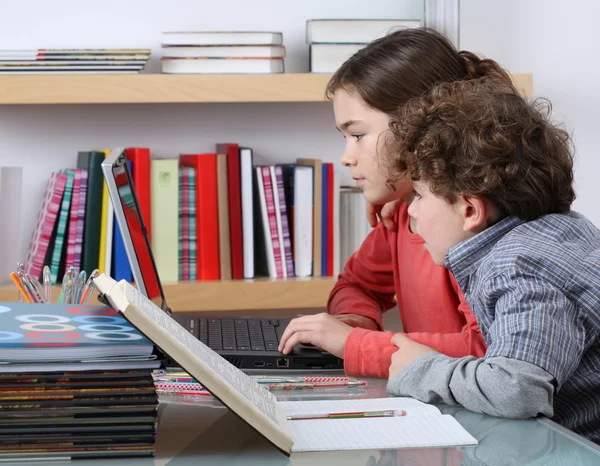 Ragazza e ragazzo apprendimento — Foto Stock