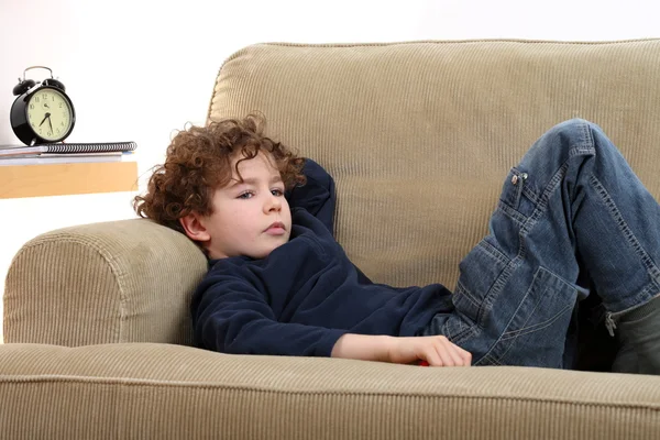 Jonge jongen lezen van een boek — Stockfoto