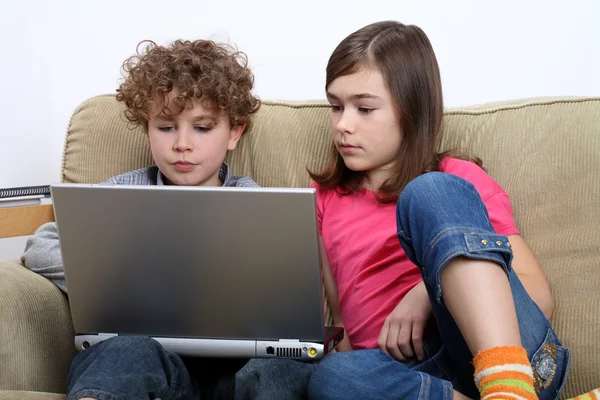 Crianças jovens com laptop — Fotografia de Stock