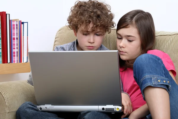 Fiatal gyerekek laptop — Stock Fotó