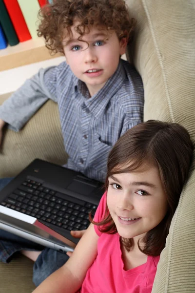 Jonge kinderen met laptop — Stockfoto