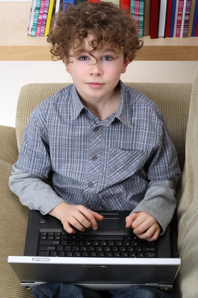 Молодий хлопчик з ноутбуком — стокове фото