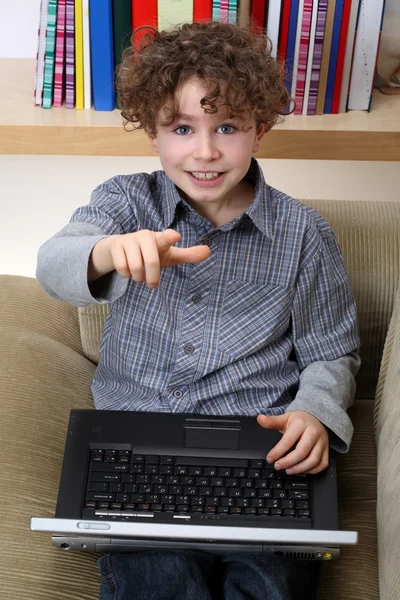 Jongen met zijn laptop — Stockfoto