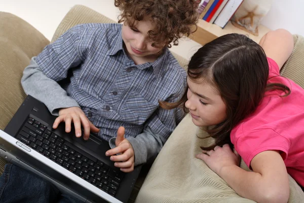 Kleine Kinder mit Laptop — Stockfoto