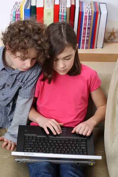 Crianças jovens com laptop — Fotografia de Stock