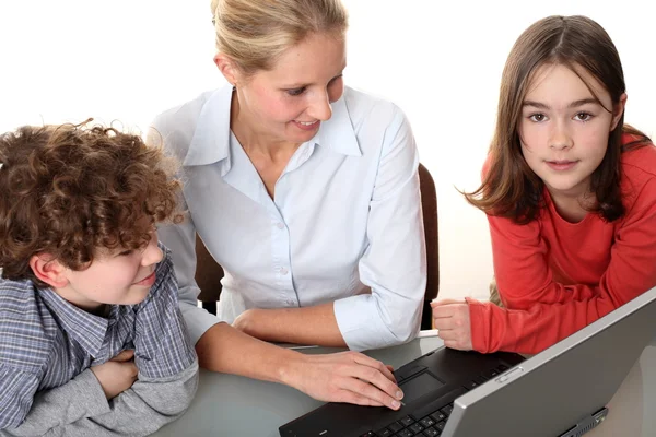 Frau mit Kindern am Laptop — Stockfoto