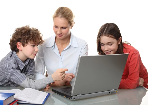 Vrouw met kinderen op de laptop — Stockfoto