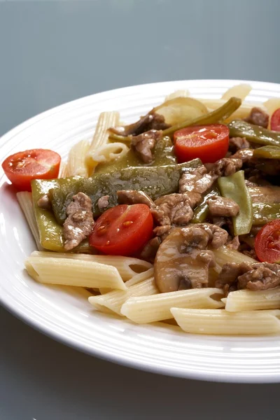 Pasta and roast meat with vegetables — Stock Photo, Image