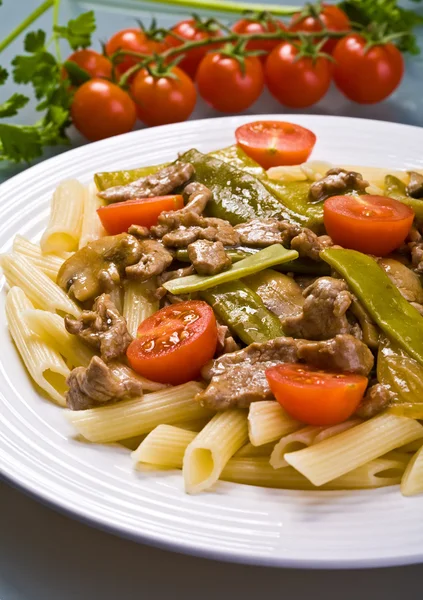 Pasta and roast meat with vegetables — Stock Photo, Image