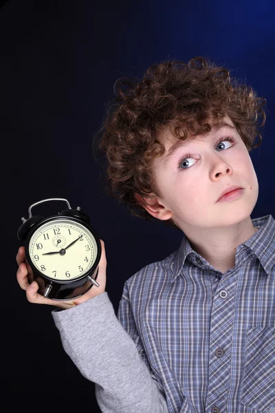 Niño sosteniendo reloj despertador —  Fotos de Stock