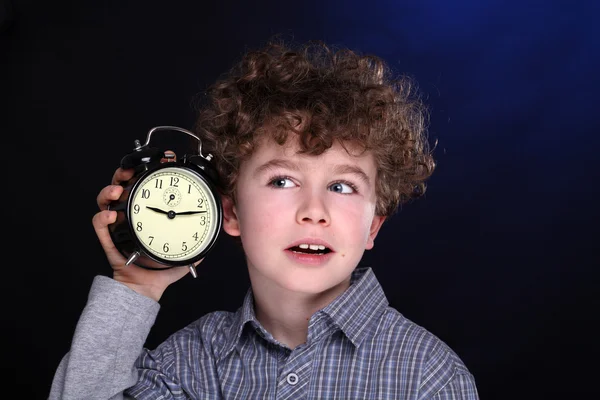 Niño sosteniendo reloj despertador — Foto de Stock