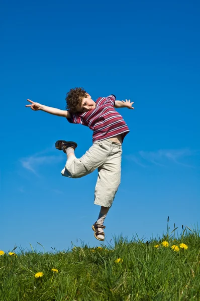 Мальчик прыгает на улице — стоковое фото