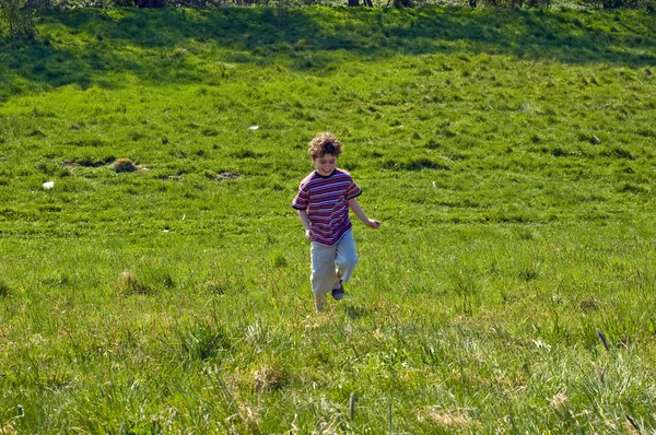 Chico saltando, corriendo al aire libre — Foto de Stock