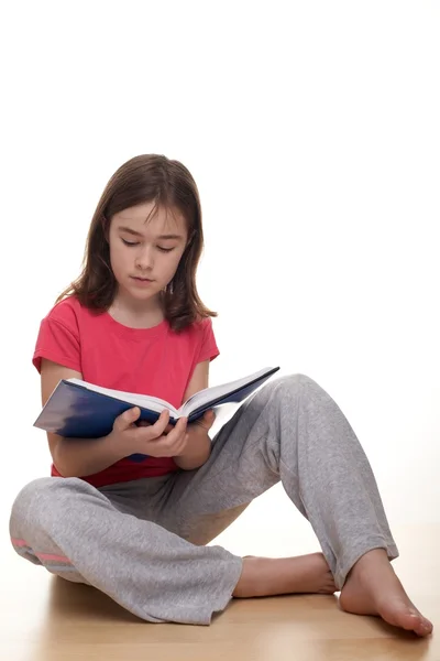 Mädchen liest ein Buch — Stockfoto