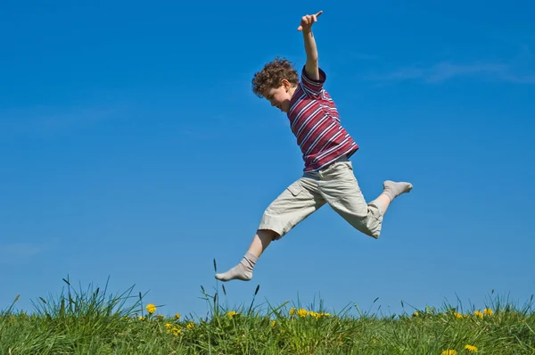 Chłopiec skacze na zewnątrz — Zdjęcie stockowe