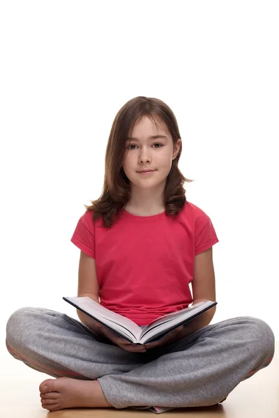 Mädchen liest ein Buch — Stockfoto