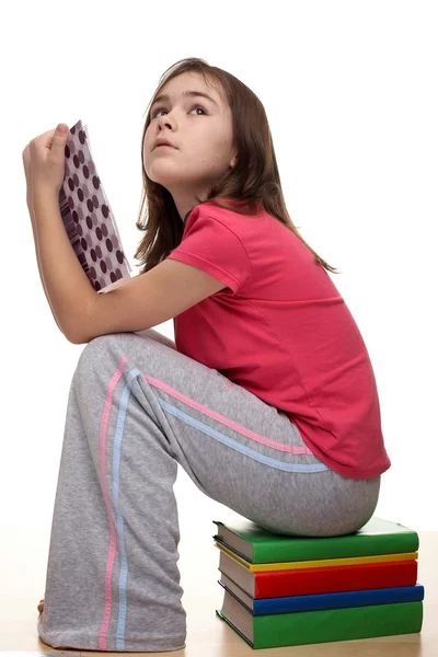 Menina lendo um livro — Fotografia de Stock