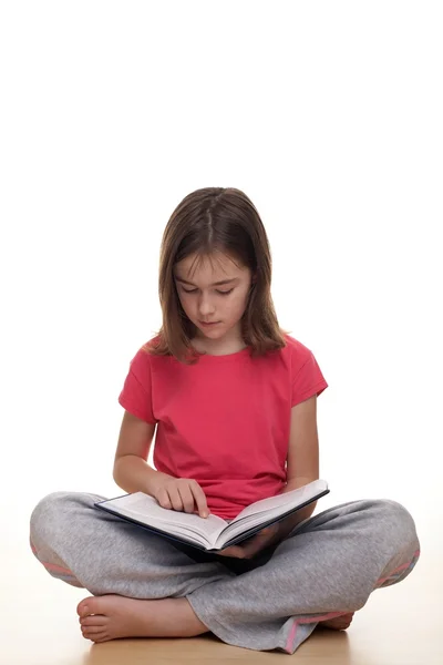 Mädchen liest ein Buch — Stockfoto