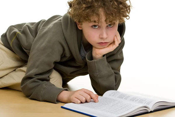 Pojke läser en bok — Stockfoto