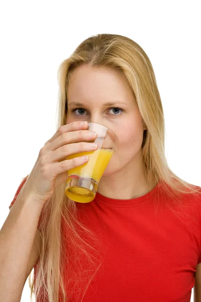 Chica sosteniendo vaso de jugo de naranja — Foto de Stock