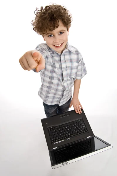 Jongen met laptop — Stockfoto