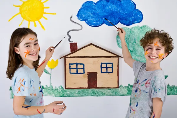 Niños pintando en la pared — Foto de Stock