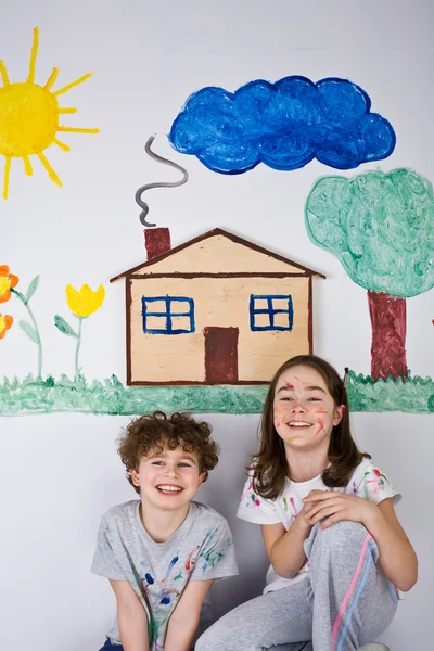 Діти малюють на стіні — стокове фото
