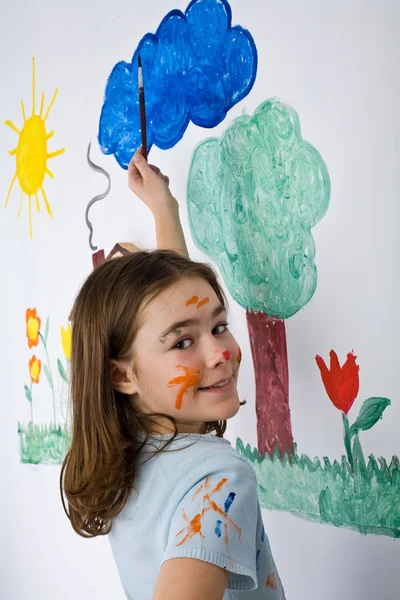 Girl painting on wall — Stock Photo, Image