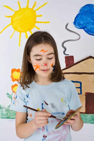Дівчина малює на стіні — стокове фото